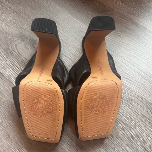 VINCE CAMUTO ELMINDI PLATFORM SANDAL - Picture 2 of 7